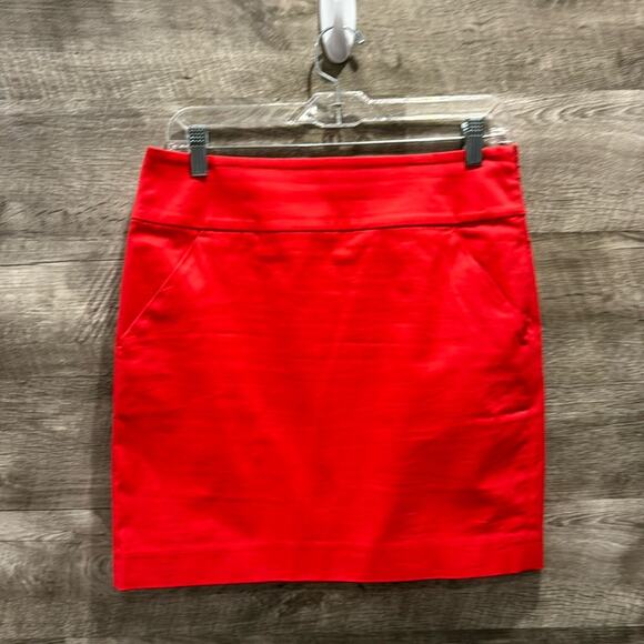Ann Taylor Dresses & Skirts - Ann Taylor NWOT Skirt with Pockets and side Zipper, no Slit.